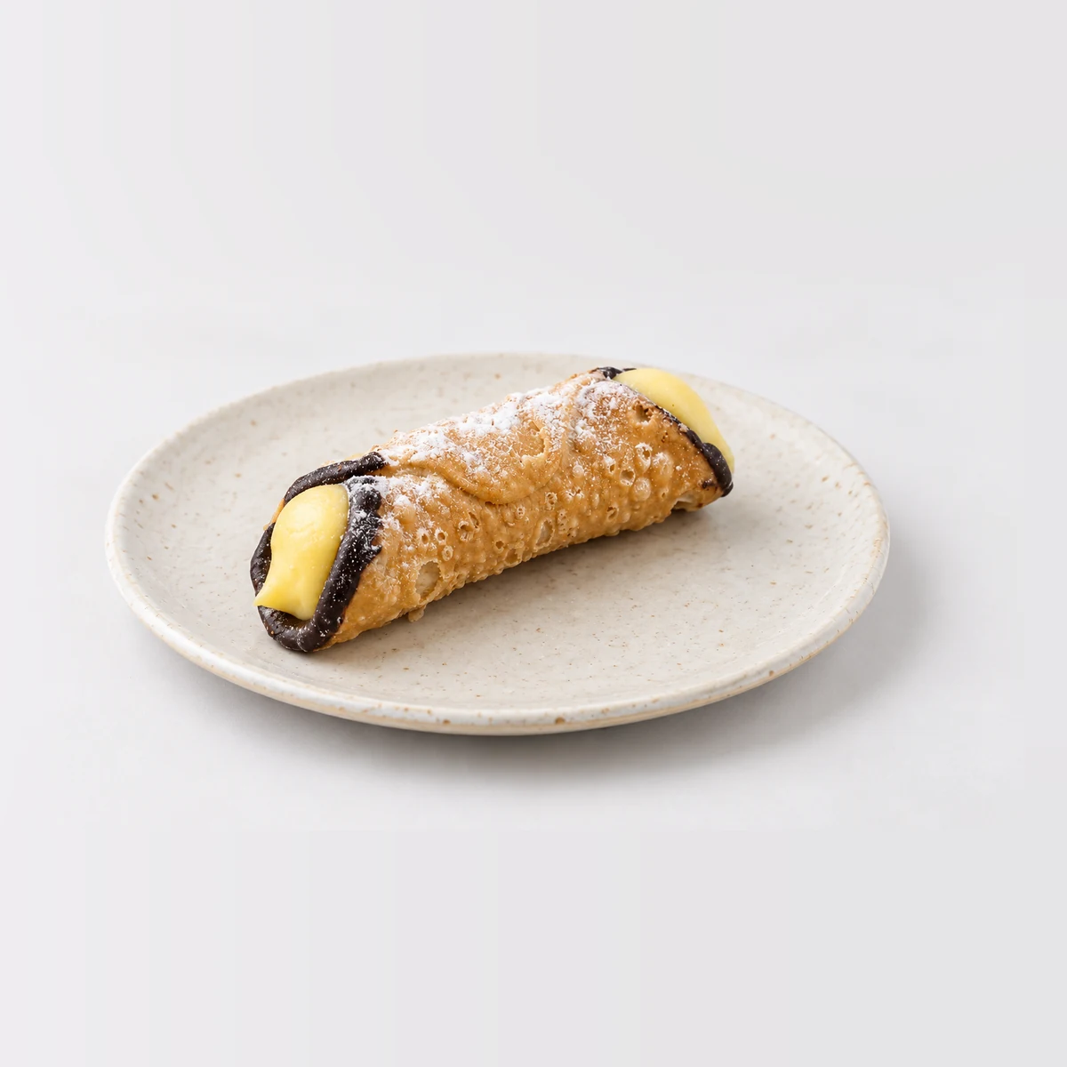 Cannoli, whole on a plate