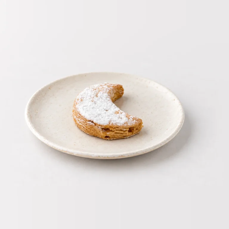 Kourabiedes, whole on a plate