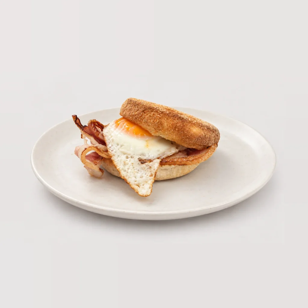 Egg and bacon breakfast roll / muffin — Detail