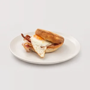 Egg and bacon breakfast roll / muffin — Detail